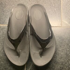 OOFOS RECOVERY THONGS